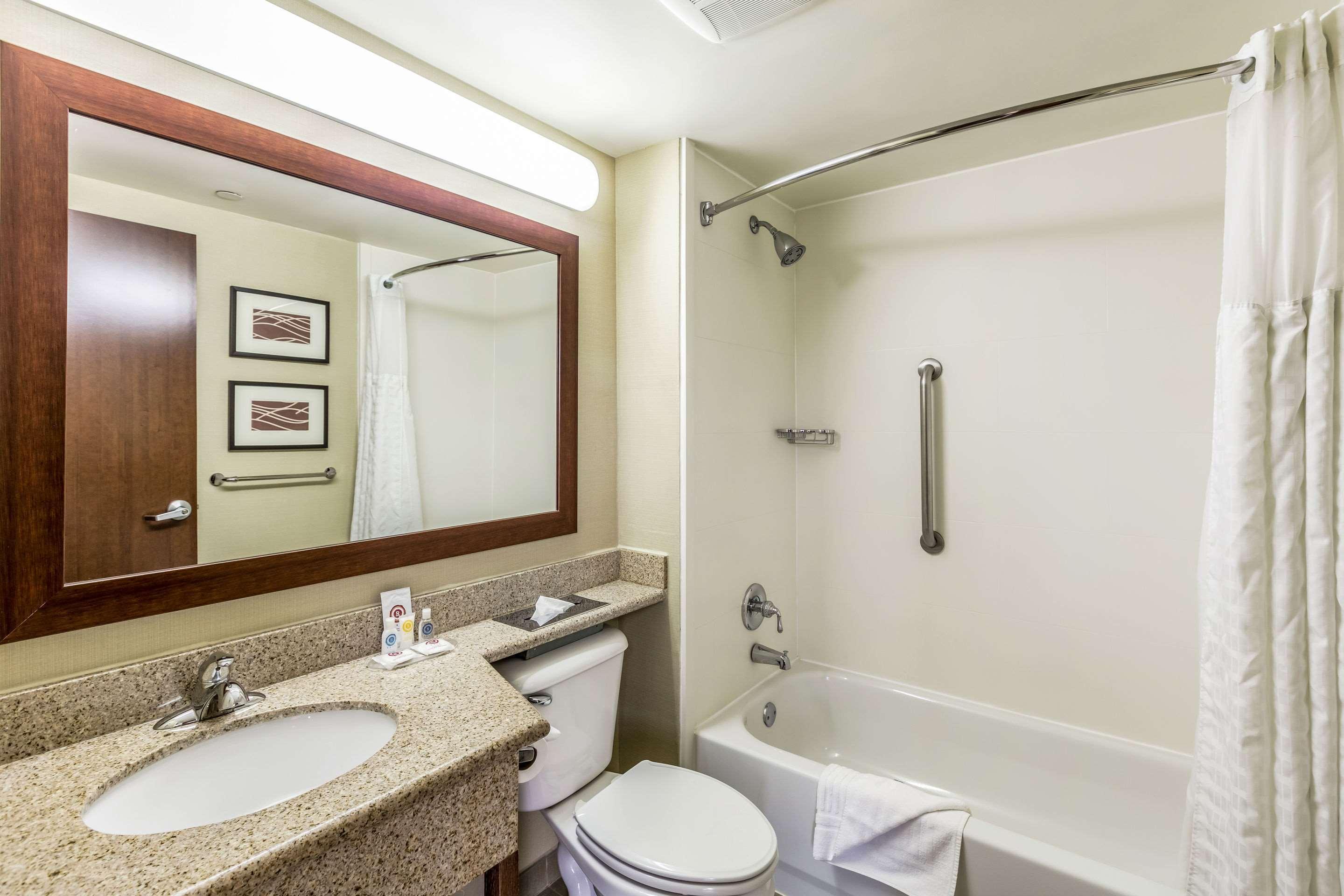 Comfort Inn Medford-Long Island Bagian luar foto
