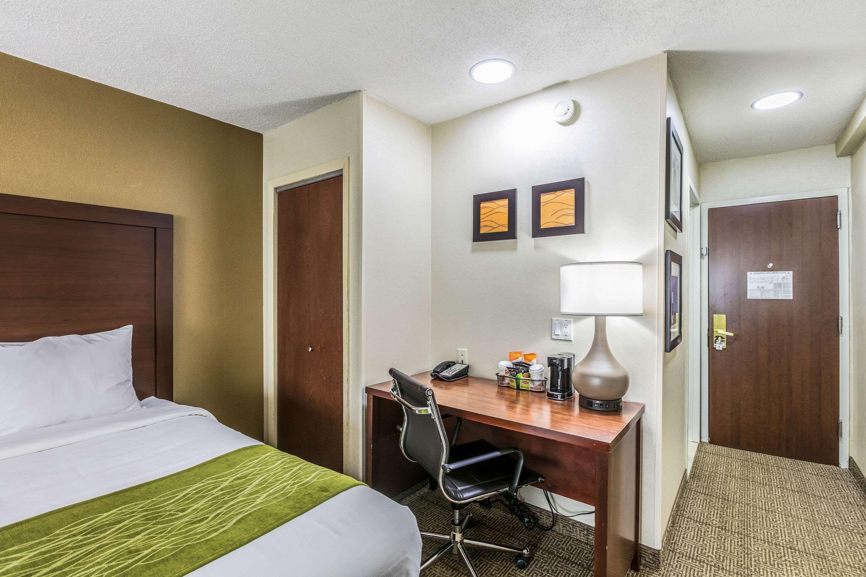 Comfort Inn Medford-Long Island Bagian luar foto