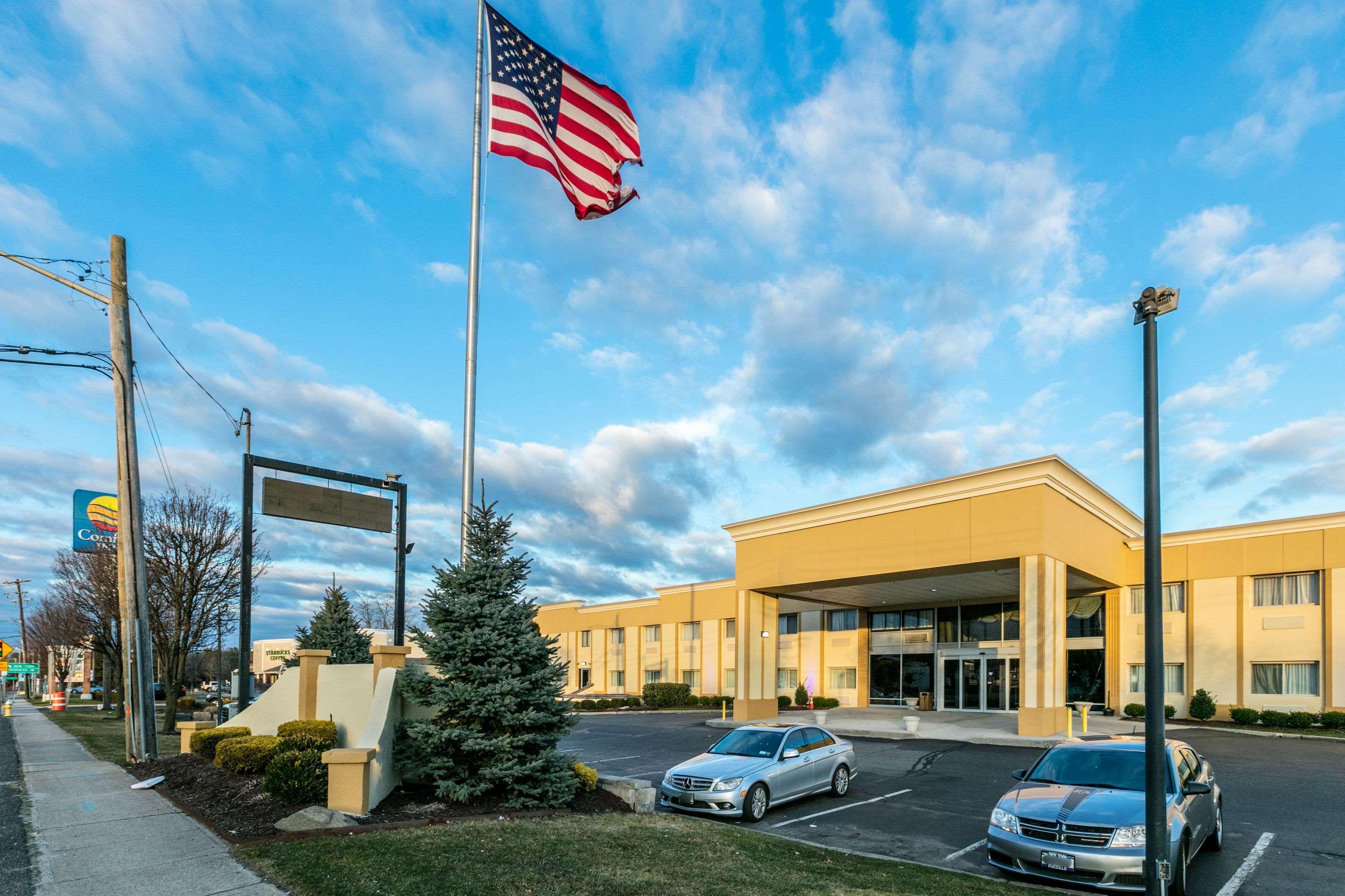 Comfort Inn Medford-Long Island Bagian luar foto