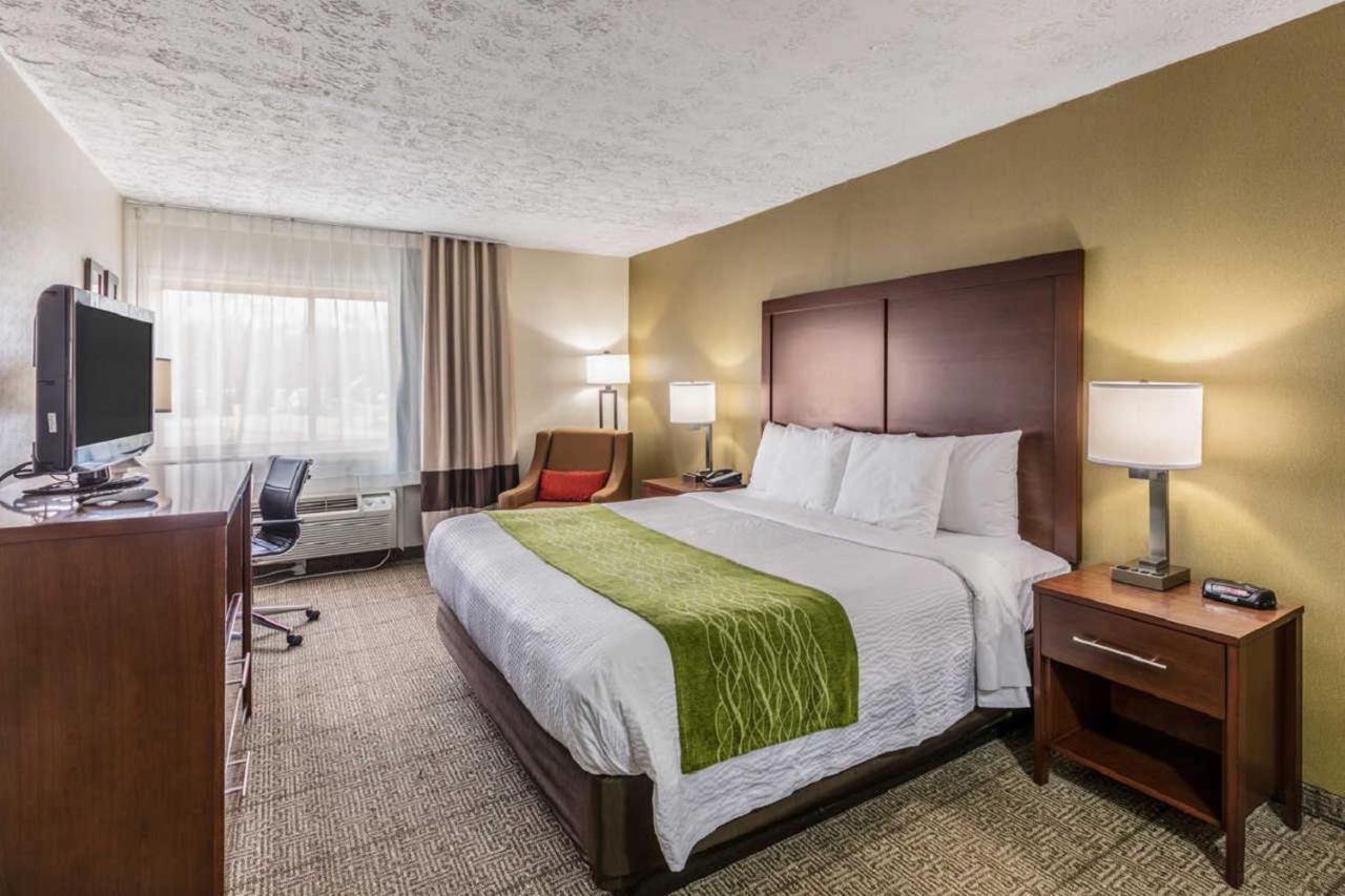 Comfort Inn Medford-Long Island Bagian luar foto